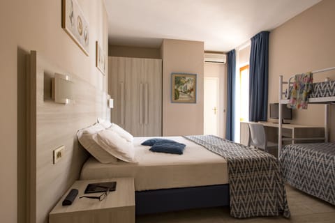 Standard Room | Minibar, in-room safe, desk, free WiFi