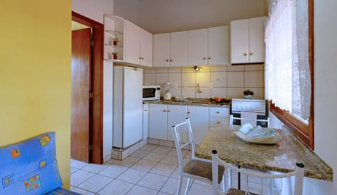 Apartment, 1 Bedroom, Kitchen | Private kitchen | Fridge, microwave, oven, stovetop