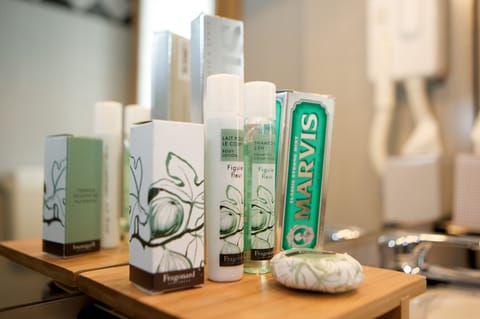 Triple Room | Bathroom | Shower, free toiletries, hair dryer, towels