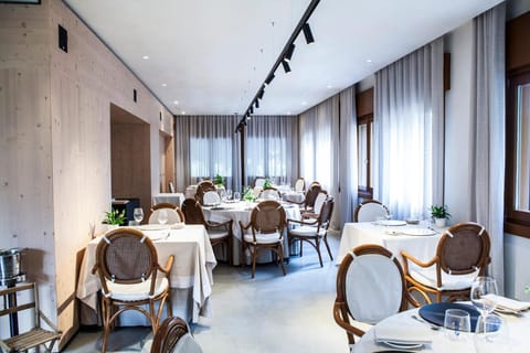 Lunch and dinner served