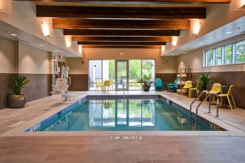 Indoor pool, sun loungers