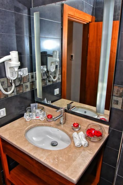 Combined shower/tub, deep soaking tub, free toiletries, hair dryer