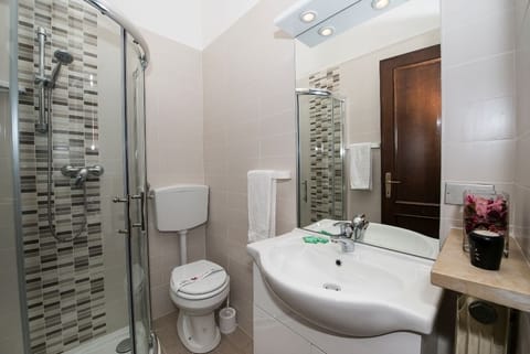 Apartment (Type C) | Bathroom | Bidet, towels