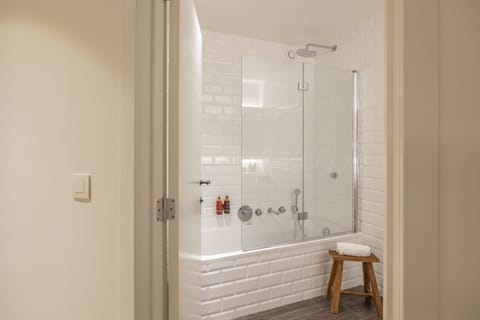 Superior Room, 1 Queen Bed | Bathroom | Free toiletries, hair dryer, towels