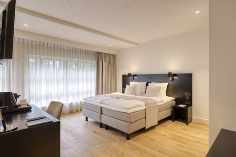 Junior Room | Minibar, in-room safe, desk, iron/ironing board