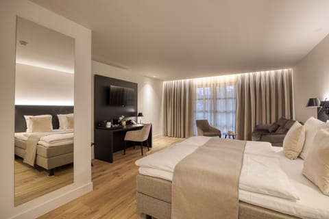 Superior Room, 1 Queen Bed | Minibar, in-room safe, desk, iron/ironing board