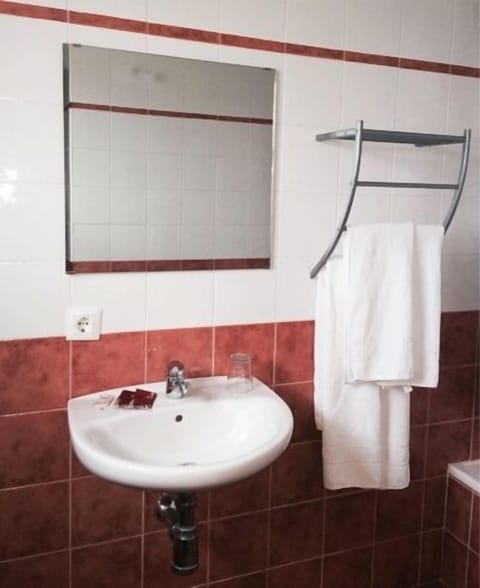 Bathtub, free toiletries, hair dryer, towels