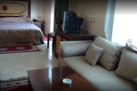 Suite | Living area | 32-inch flat-screen TV with satellite channels, TV