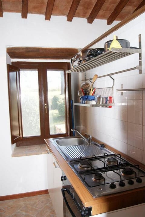 Fridge, oven, stovetop, coffee/tea maker