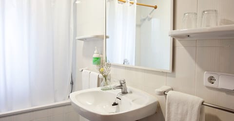 Combined shower/tub, free toiletries, hair dryer, bidet