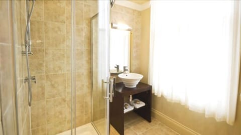 Double Room | Bathroom | Shower, free toiletries, hair dryer, towels