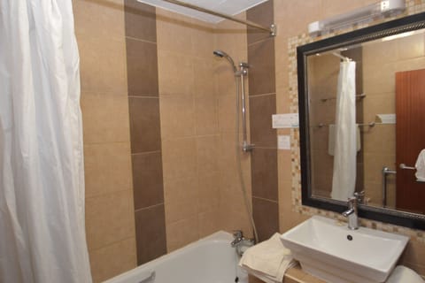 Combined shower/tub, free toiletries, hair dryer, towels