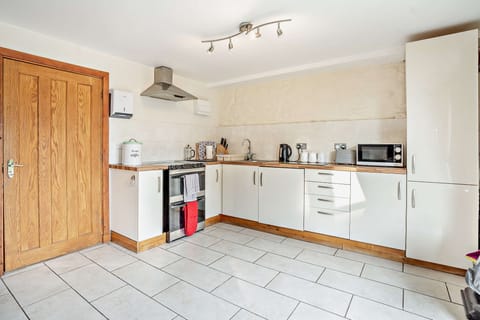 Superior Cottage, Private Bathroom, Courtyard View (Tyn Cellar Cottage) | Private kitchen | Highchair