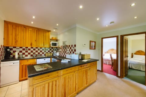 Chalet | Private kitchen | Fridge, microwave, oven, stovetop