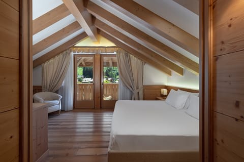 Deluxe Suite | Minibar, in-room safe, free WiFi, bed sheets