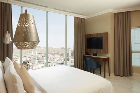 Junior king suite with city view | Minibar, in-room safe, soundproofing, free WiFi