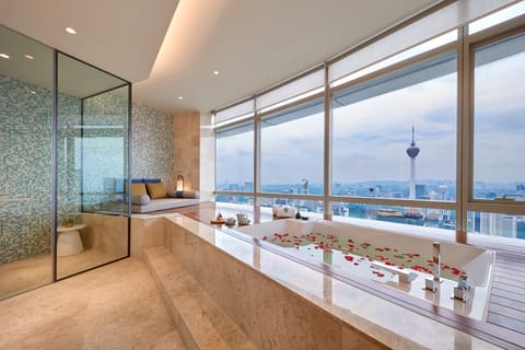 Sky Sanctuary Suite | Bathroom | Combined shower/tub, free toiletries, hair dryer, bathrobes