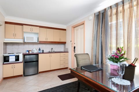 Studio Spa Apartment | Private kitchenette | Microwave, oven, stovetop, electric kettle