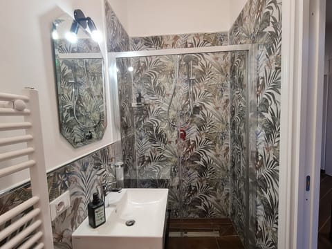 Double Room, Sea View | Bathroom | Shower, free toiletries, towels