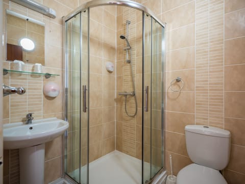 Combined shower/tub, hair dryer, towels