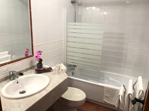 Double Room | Bathroom | Free toiletries, hair dryer, towels