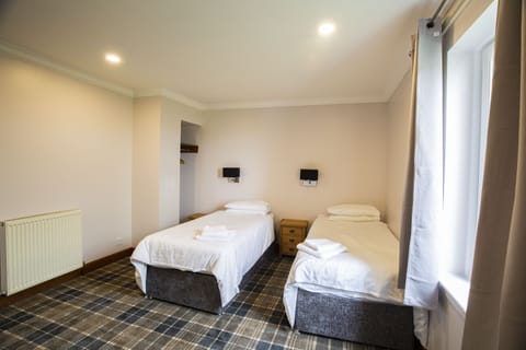 Twin Room, Sea View | Desk, iron/ironing board, free WiFi, bed sheets