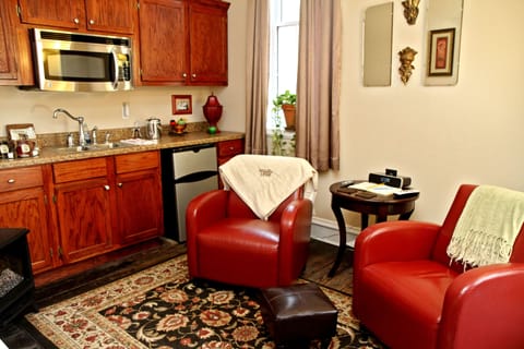 Room, Private Bathroom (Copper Cottage Pet room) | Individually decorated, individually furnished, iron/ironing board