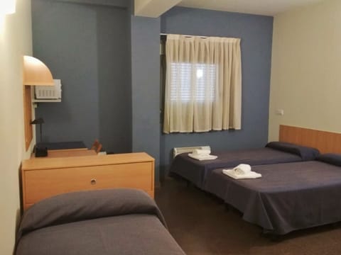 Basic Studio, 3 Twin Beds | Desk, rollaway beds, free WiFi, bed sheets