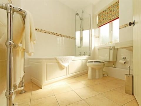 Double or Twin Room, Ensuite (Country) | Bathroom | Shower, hair dryer, towels