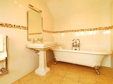 Double Room, Ensuite (Small) | Bathroom | Shower, hair dryer, towels