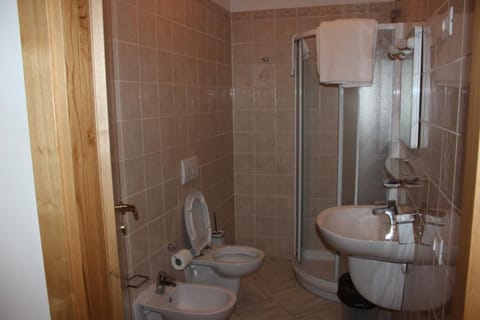 Double Room | Bathroom | Shower, free toiletries, hair dryer, bathrobes