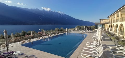 Seasonal outdoor pool, open 8:30 AM to 7:00 PM, pool umbrellas