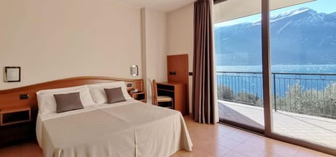 Double Room, Balcony, Lake View | Minibar, in-room safe, desk, blackout drapes