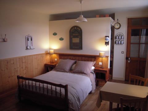 Double Room (Flamande) | Individually decorated, individually furnished, desk, blackout drapes