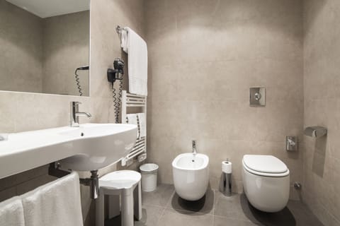 Shower, rainfall showerhead, free toiletries, hair dryer