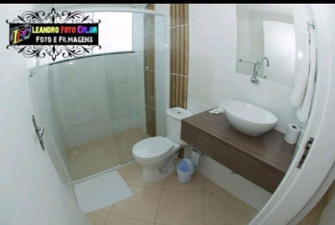 Family Room | Bathroom | Shower, free toiletries, hair dryer, towels