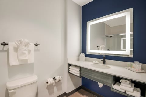 Hayward Room, 1 King Bed | Bathroom | Shower, free toiletries, towels