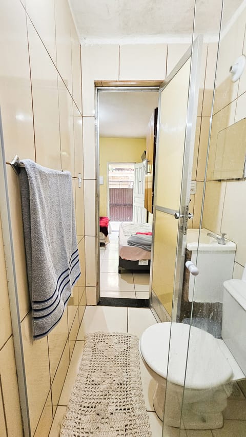 Kitnet | Bathroom | Shower, free toiletries, hair dryer, towels