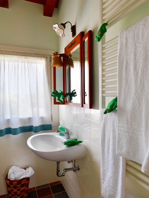 Grand Single Room | Bathroom | Shower, hair dryer, bathrobes, bidet