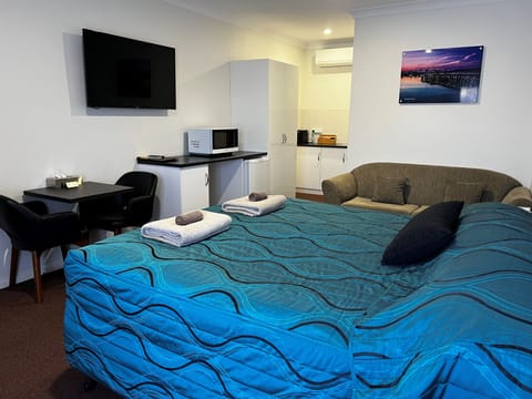 Executive Suite, 1 King Bed | Iron/ironing board, free WiFi, bed sheets