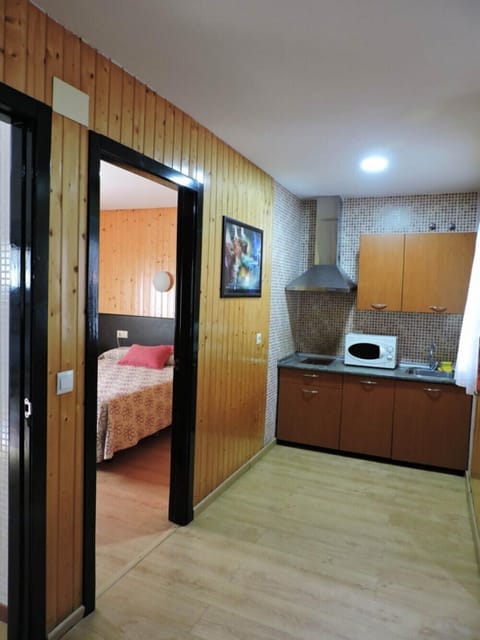 Bungalow, 1 Bedroom | Private kitchenette | Dining tables