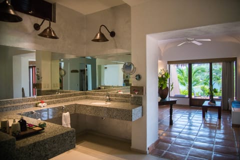 Oceanfront Deluxe Grand Suite | Bathroom | Shower, free toiletries, hair dryer, towels