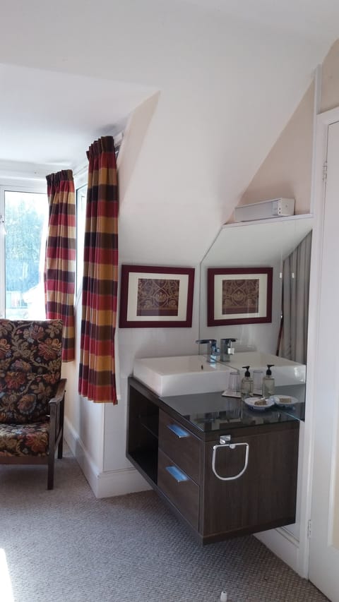 Single Room (The Morris Room Ensuite) | Iron/ironing board, free WiFi, bed sheets