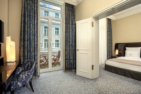 Junior Suite, 1 King Bed, Non Smoking | Premium bedding, pillowtop beds, minibar, in-room safe