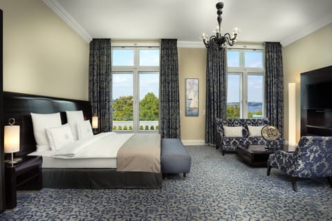 Deluxe Room, 1 King Bed, Non Smoking, Lake View | Premium bedding, pillowtop beds, minibar, in-room safe