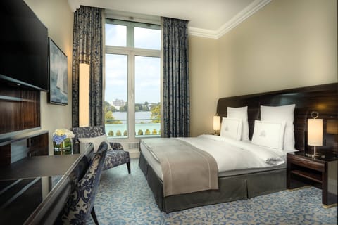 Superior Room, 1 King Bed, Non Smoking, Lake View | Premium bedding, pillowtop beds, minibar, in-room safe