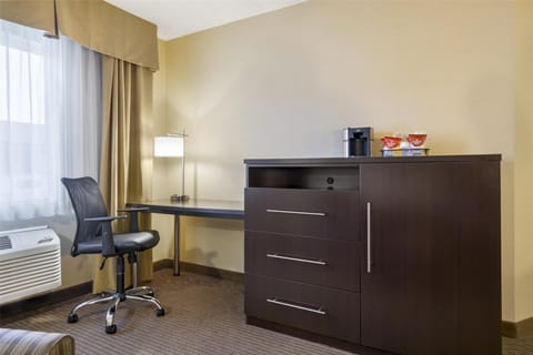 Standard Room, 1 King Bed, Non Smoking, Refrigerator | 1 bedroom, Egyptian cotton sheets, premium bedding, in-room safe