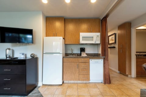 Deluxe Suite, 1 Bedroom | Private kitchen | Fridge, microwave, stovetop, dishwasher