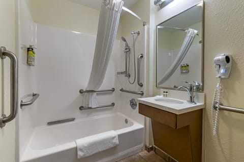 Combined shower/tub, free toiletries, hair dryer, towels