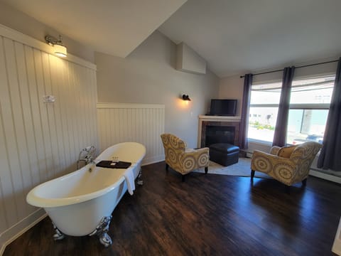 Royal Room | Deep soaking bathtub